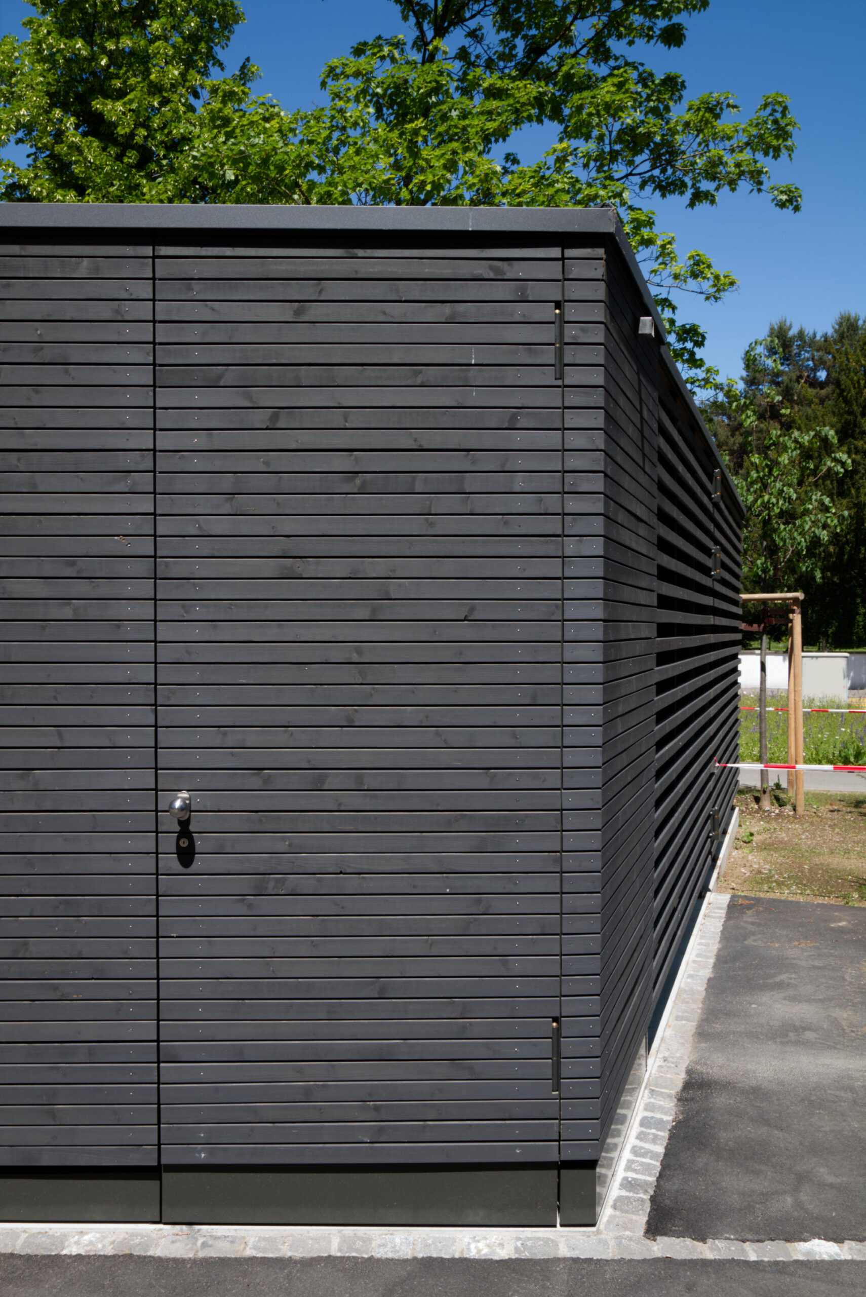 Holzschalung in schwarz horizontal