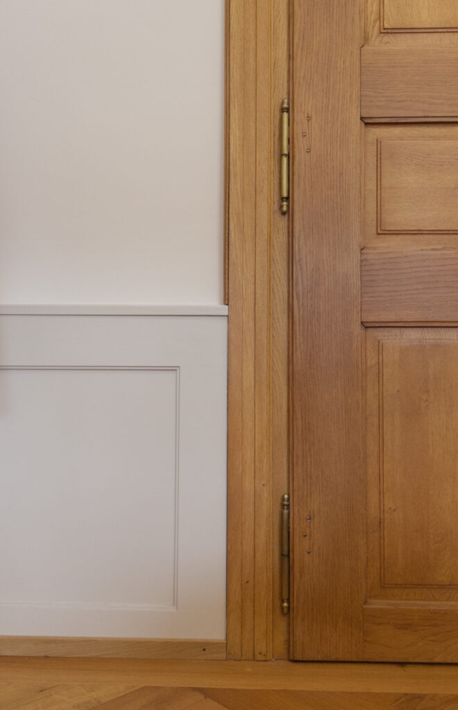 Ausschnitt Wand. Täfer und Türe mit altem Beschläge